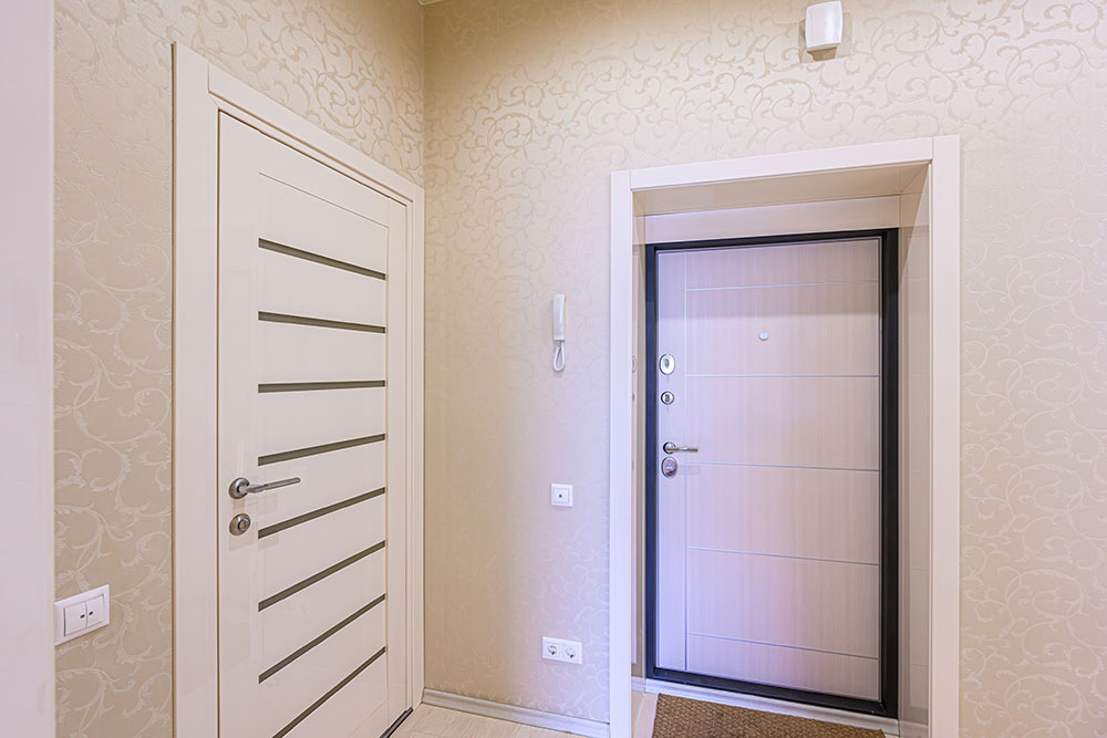 Входная дверь с 2 замками Входная дверь с 2 замками