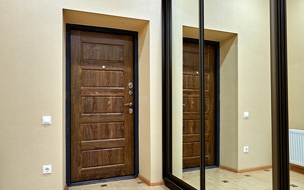 Металлическая входная дверь с глазком Металлическая входная дверь с глазком