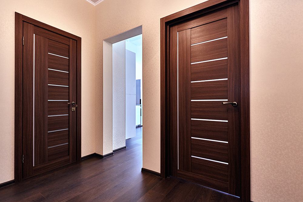 Шпонированные двери в интерьере квартиры